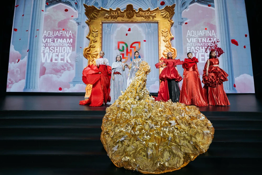 "Rose of The Dawn" - Màn chào sân mãn nhãn của NTK Thanh Hương Bùi tại AVIFW 2025 - Ảnh 5. "Rose of The Dawn" - Màn chào sân mãn nhãn của NTK Thanh Hương Bùi tại AVIFW 2025 - Ảnh 5.