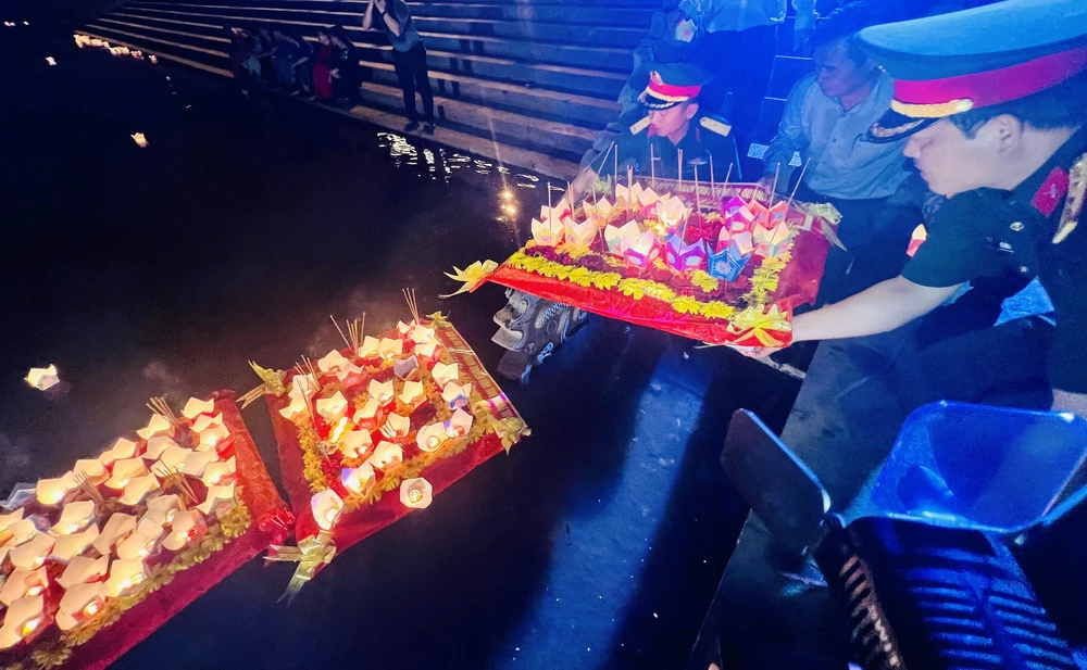 “Đêm hoa đăng” bên bờ Thạch Hãn tri ân với những người giữ lửa ngòi bút - Ảnh 1.