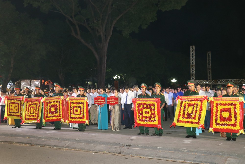 “Đêm hoa đăng” bên bờ Thạch Hãn tri ân với những người giữ lửa ngòi bút - Ảnh 3.