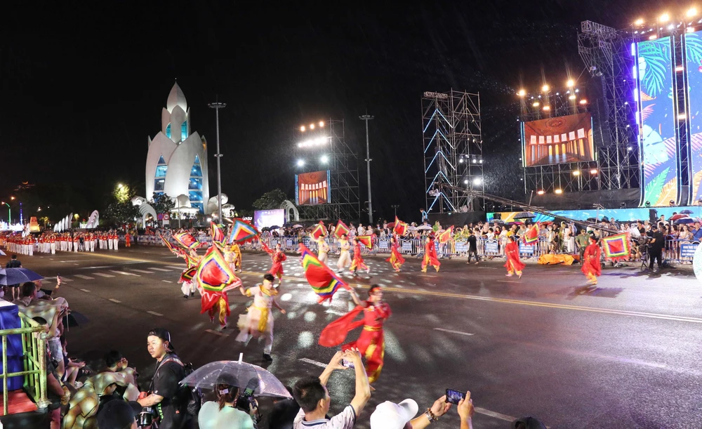 Diễu hành Carnival trong lễ hội văn hóa - Du lịch biển - Ảnh 2. Diễu hành Carnival trong lễ hội văn hóa - Du lịch biển - Ảnh 2.