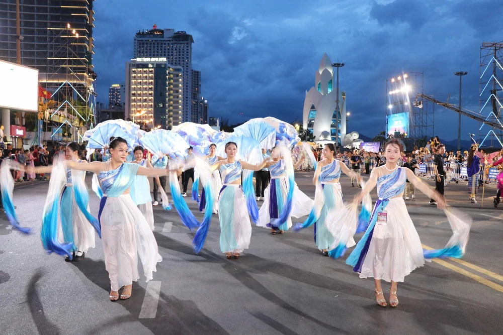 Diễu hành Carnival trong lễ hội văn hóa - Du lịch biển - Ảnh 6. Diễu hành Carnival trong lễ hội văn hóa - Du lịch biển - Ảnh 6.
