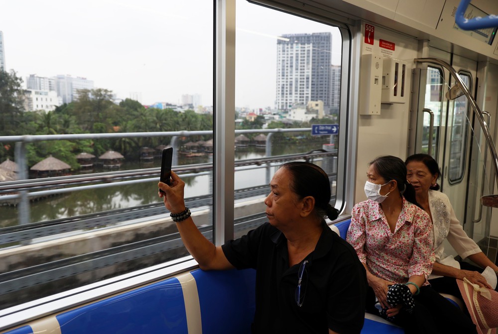 Lan tỏa “Văn hóa metro” trên tuyến Bến Thành - Suối Tiên - Ảnh 2. Lan tỏa “Văn hóa metro” trên tuyến Bến Thành - Suối Tiên - Ảnh 2.