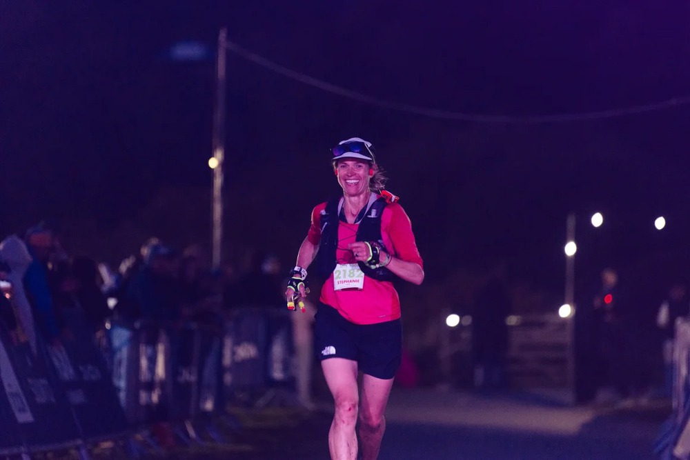 Độc nhất thể thao thế giới: Vô địch siêu marathon khi vẫn đang cho con bú! - Ảnh 3.