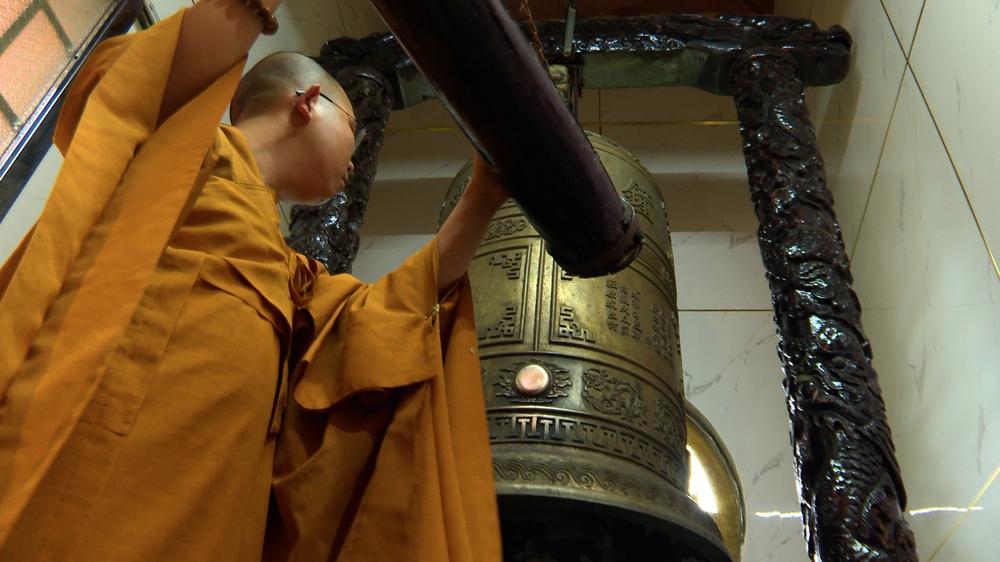 Các ngọn núi thiêng đồng loạt tổ chức lễ cử chuông cầu quốc thái dân an sáng ngày 1/7 - Ảnh 6.