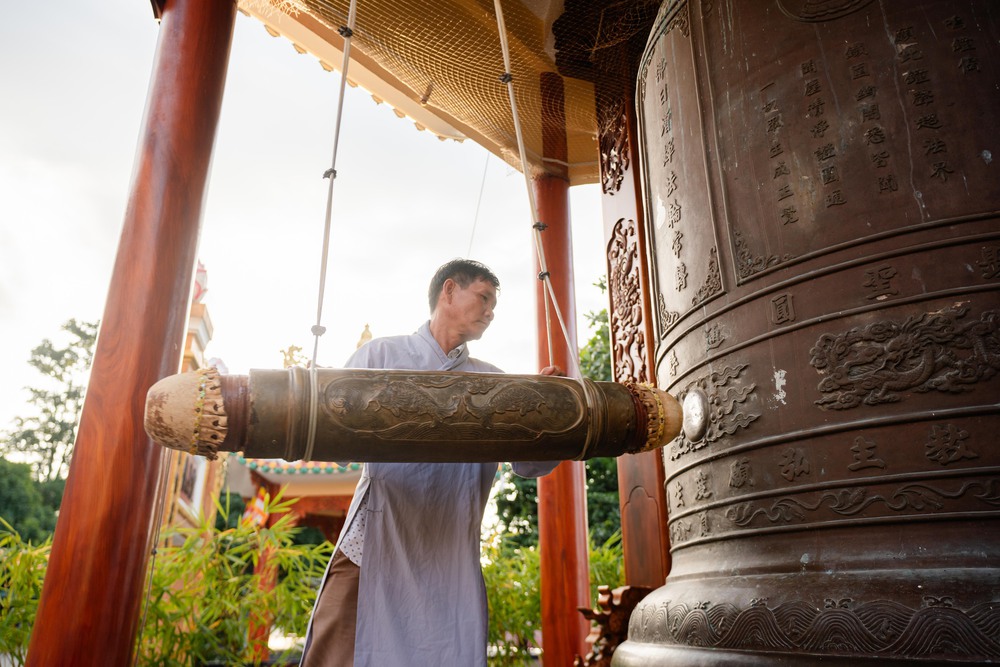 Các ngọn núi thiêng đồng loạt tổ chức lễ cử chuông cầu quốc thái dân an sáng ngày 1/7 - Ảnh 1.