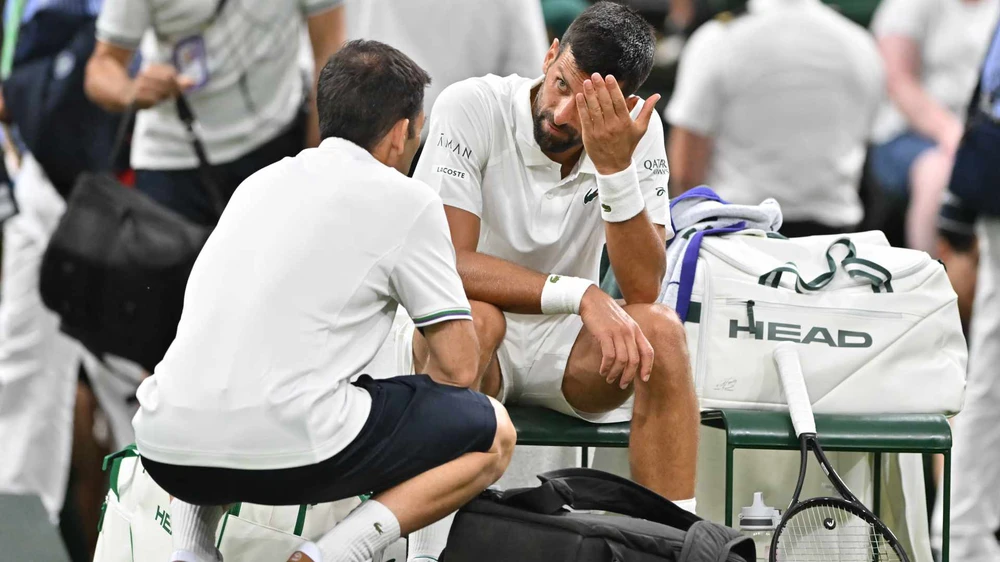 Djokovic mở màn suôn sẻ ở Wimbledon 2025, nhưng có một dấu hiệu khiến fan lo lắng - Ảnh 1.