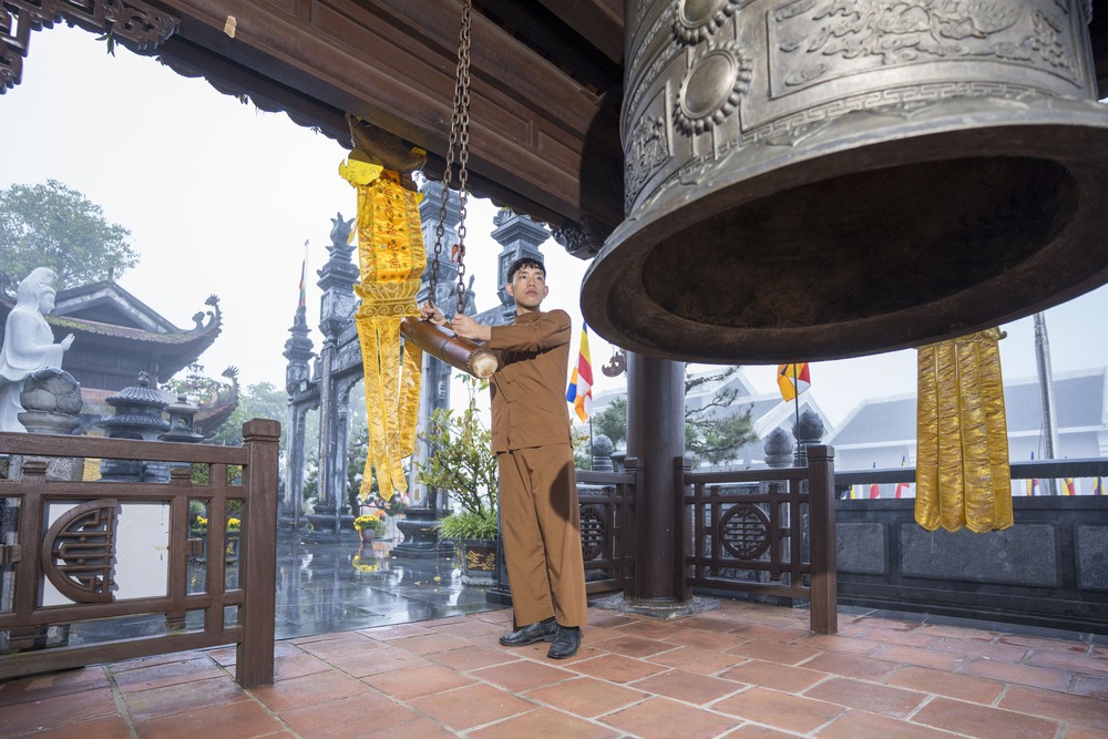 Các ngọn núi thiêng đồng loạt tổ chức lễ cử chuông cầu quốc thái dân an sáng ngày 1/7 - Ảnh 3.