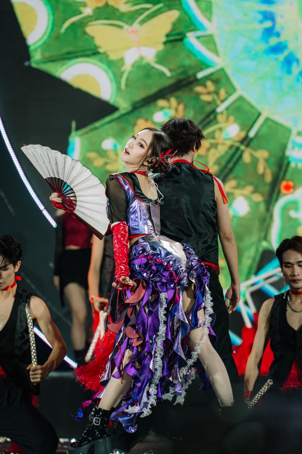 Thoại Nghi tung bản tiếng Anh “Dắt anh về nhà”, mang âm nhạc Việt Nam đến xứ người - Ảnh 3.
