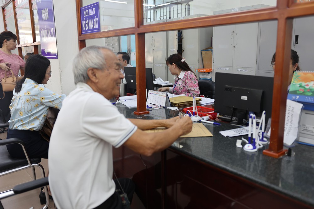 Chính quyền địa phương 2 cấp: TP HCM tiếp nhận, giải quyết thủ tục cho người dân thông suốt ngay trong ngày đầu - Ảnh 2.
