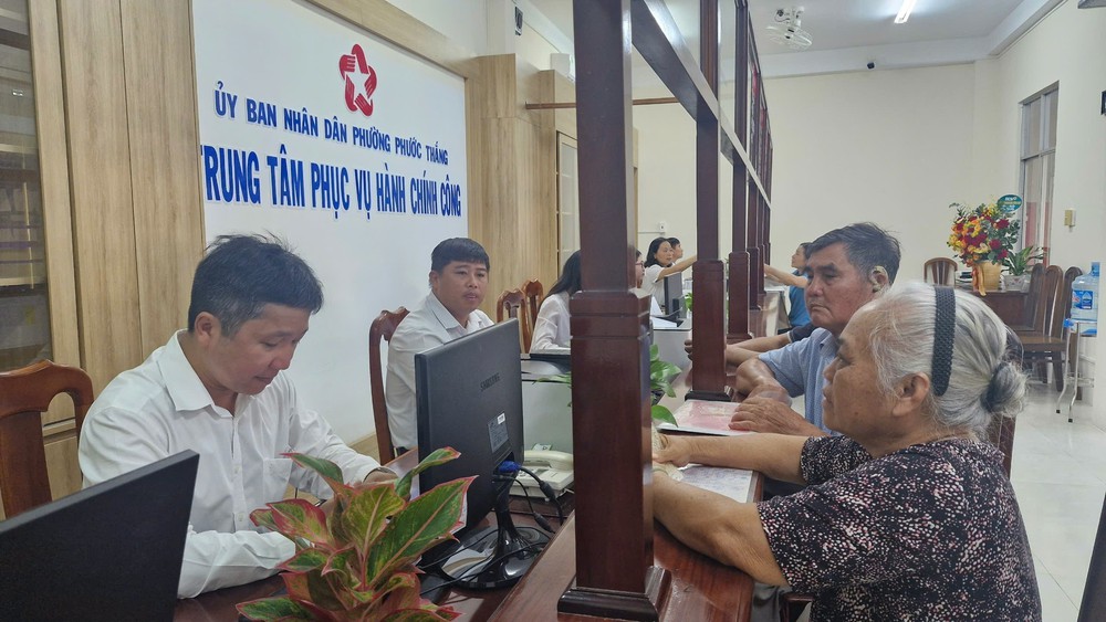 Chính quyền địa phương 2 cấp: TP HCM tiếp nhận, giải quyết thủ tục cho người dân thông suốt ngay trong ngày đầu - Ảnh 1.
