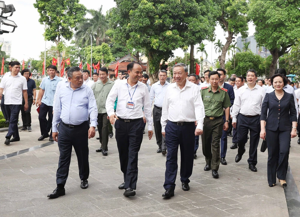 Tổng Bí thư Tô Lâm kiểm tra hoạt động của chính quyền địa phương hai cấp tại phường Tây Hồ - Ảnh 1.