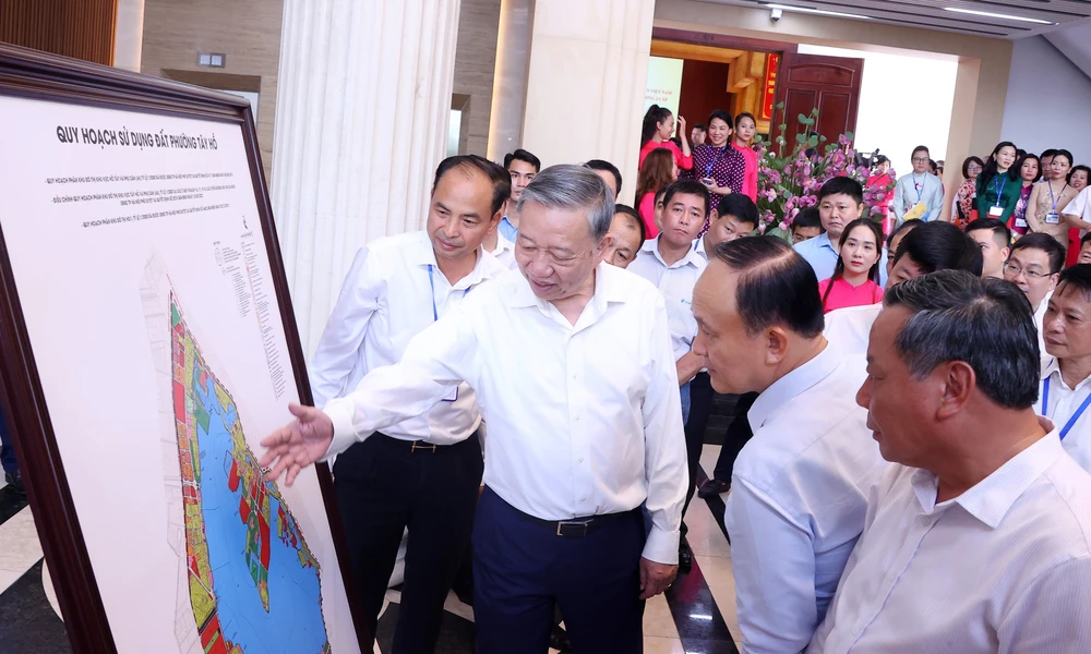 Tổng Bí thư Tô Lâm kiểm tra hoạt động của chính quyền địa phương hai cấp tại phường Tây Hồ - Ảnh 8.
