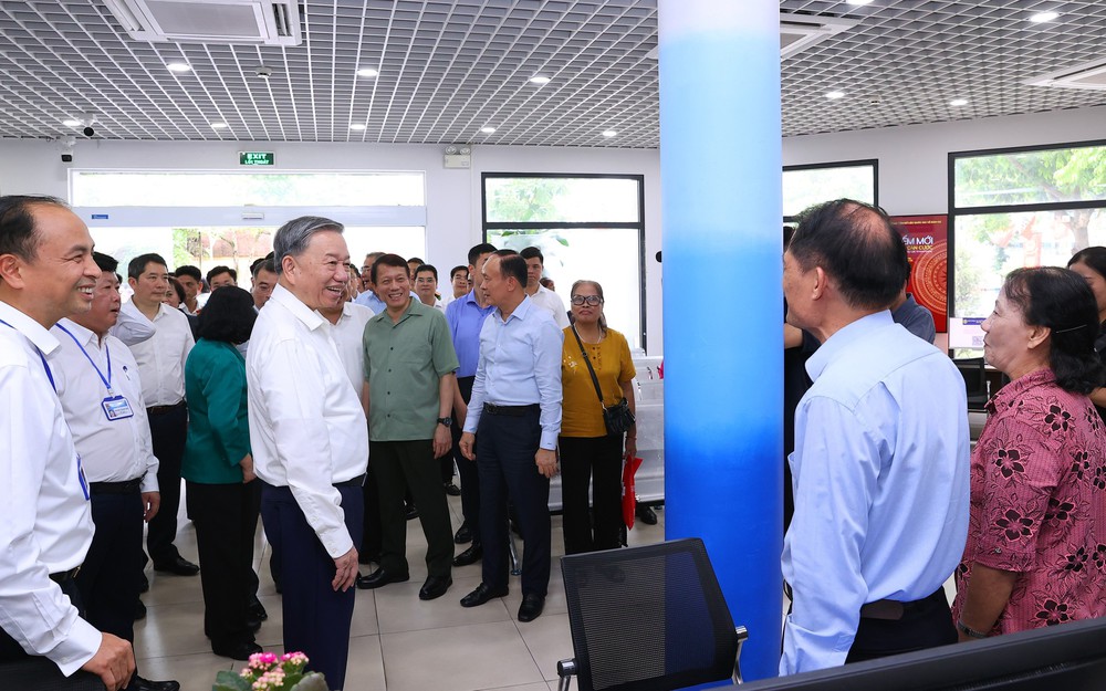 Tổng Bí thư Tô Lâm kiểm tra hoạt động của chính quyền địa phương hai cấp tại phường Tây Hồ - Ảnh 11.