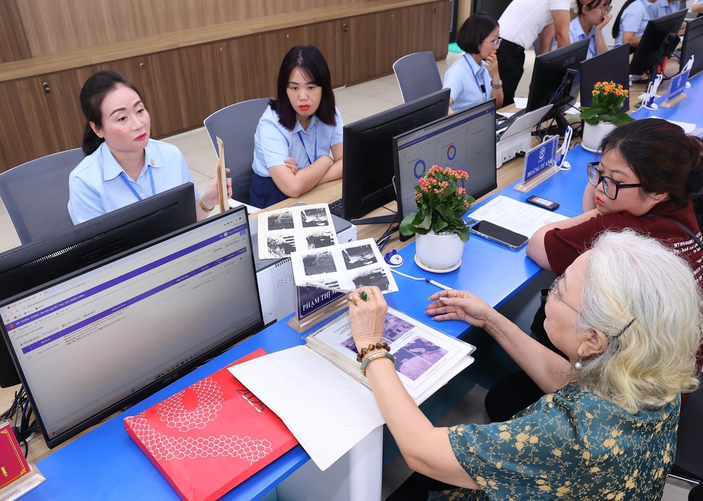 Tổng Bí thư Tô Lâm kiểm tra hoạt động của chính quyền địa phương hai cấp tại phường Tây Hồ - Ảnh 13.