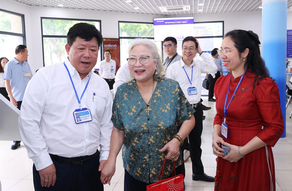 Tổng Bí thư Tô Lâm kiểm tra hoạt động của chính quyền địa phương hai cấp tại phường Tây Hồ - Ảnh 12.
