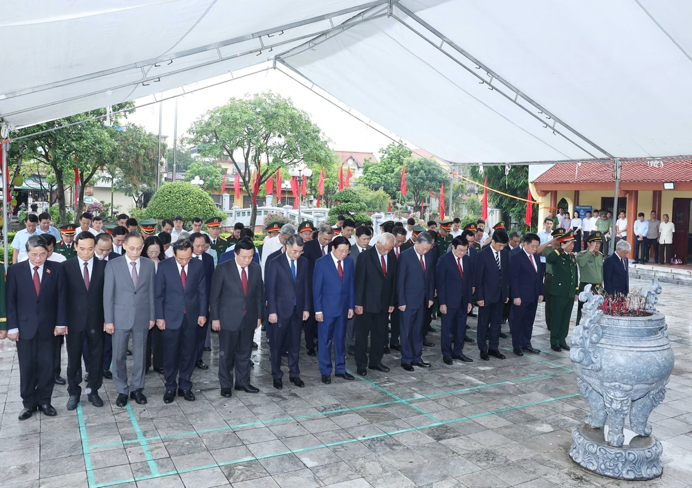 Tổng Bí thư Tô Lâm dâng hương tưởng niệm Tổng Bí thư Nguyễn Văn Linh - Ảnh 4.