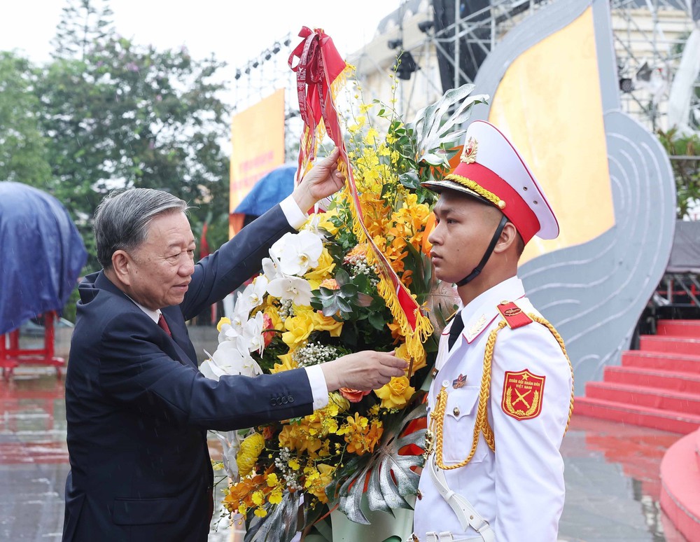 Tổng Bí thư Tô Lâm dâng hương tưởng niệm Tổng Bí thư Nguyễn Văn Linh - Ảnh 3.