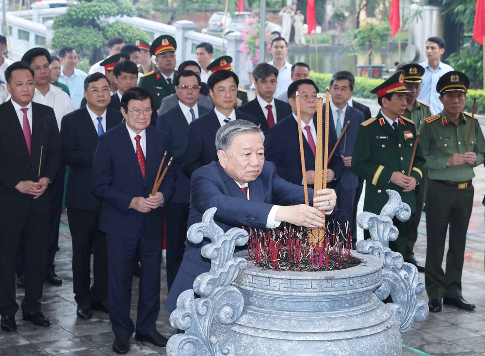 Tổng Bí thư Tô Lâm dâng hương tưởng niệm Tổng Bí thư Nguyễn Văn Linh - Ảnh 2.
