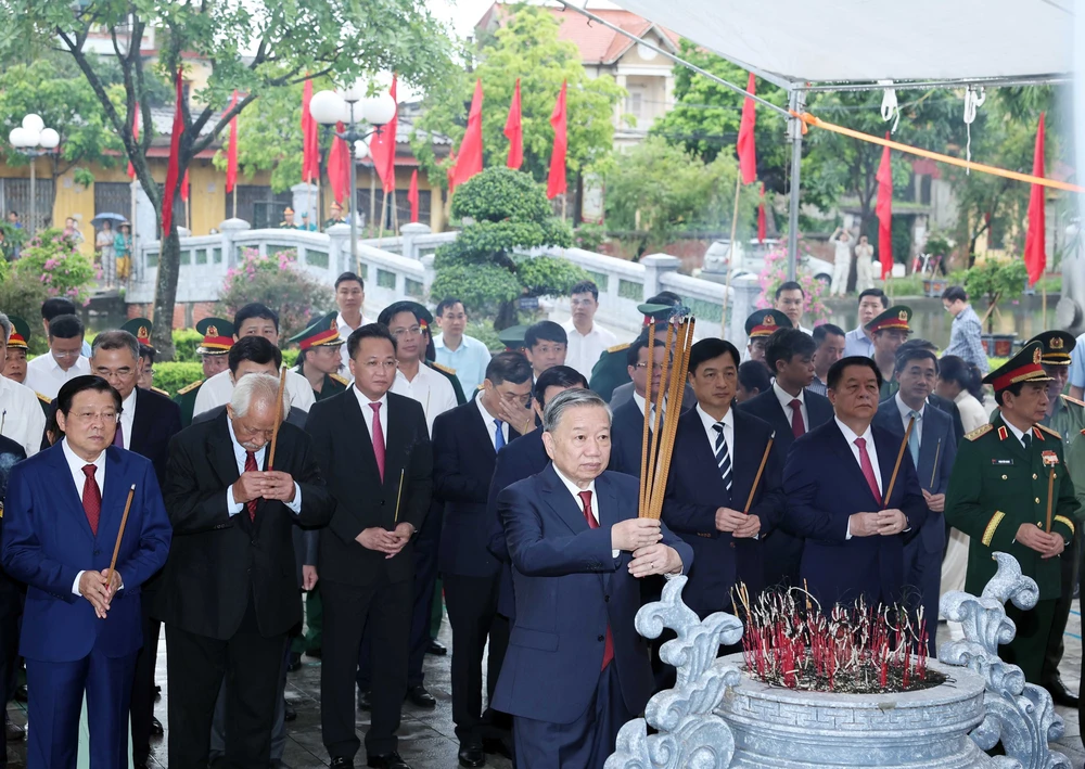 Tổng Bí thư Tô Lâm dâng hương tưởng niệm Tổng Bí thư Nguyễn Văn Linh - Ảnh 1.