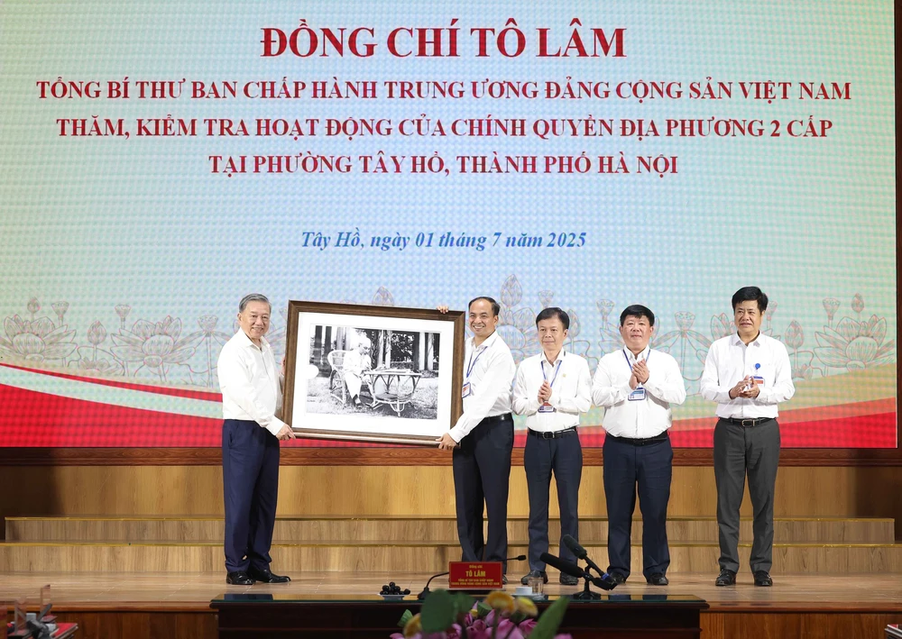Tổng Bí thư Tô Lâm kiểm tra hoạt động của chính quyền địa phương hai cấp tại phường Tây Hồ - Ảnh 2.