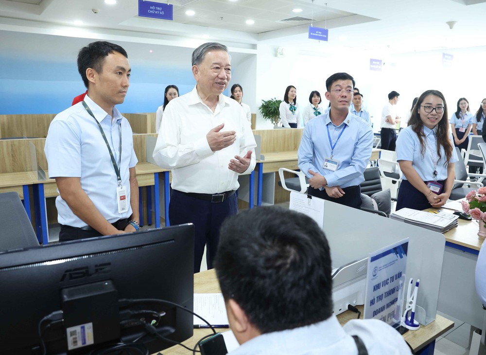 Tổng Bí thư Tô Lâm thăm, kiểm tra hoạt động tại Trung tâm hành chính công Thành phố Hà Nội. - Ảnh 6.