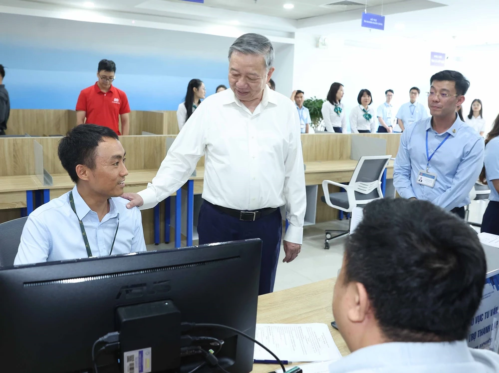 Tổng Bí thư Tô Lâm thăm, kiểm tra hoạt động tại Trung tâm hành chính công Thành phố Hà Nội. - Ảnh 5.