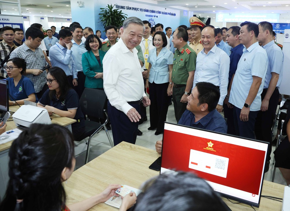 Tổng Bí thư Tô Lâm thăm, kiểm tra hoạt động tại Trung tâm hành chính công Thành phố Hà Nội. - Ảnh 3.