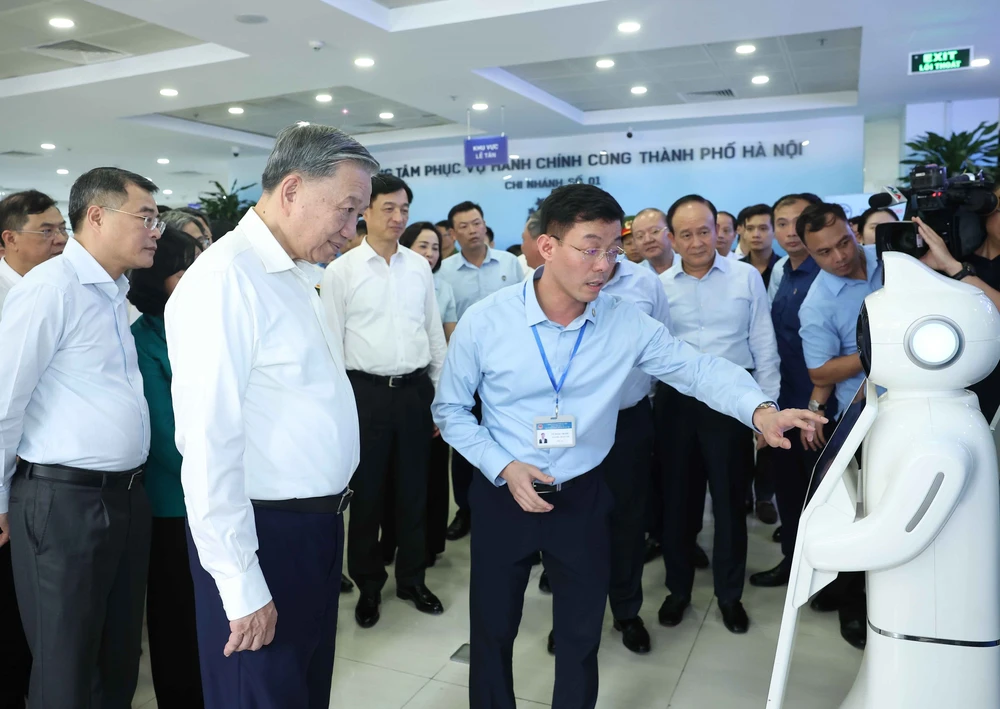 Tổng Bí thư Tô Lâm thăm, kiểm tra hoạt động tại Trung tâm hành chính công Thành phố Hà Nội. - Ảnh 4.