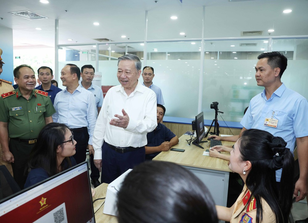 Tổng Bí thư Tô Lâm thăm, kiểm tra hoạt động tại Trung tâm hành chính công Thành phố Hà Nội. - Ảnh 1.
