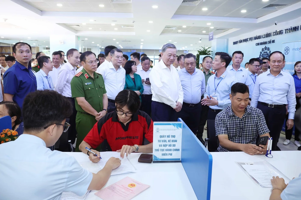Tổng Bí thư Tô Lâm thăm, kiểm tra hoạt động tại Trung tâm hành chính công Thành phố Hà Nội. - Ảnh 2.