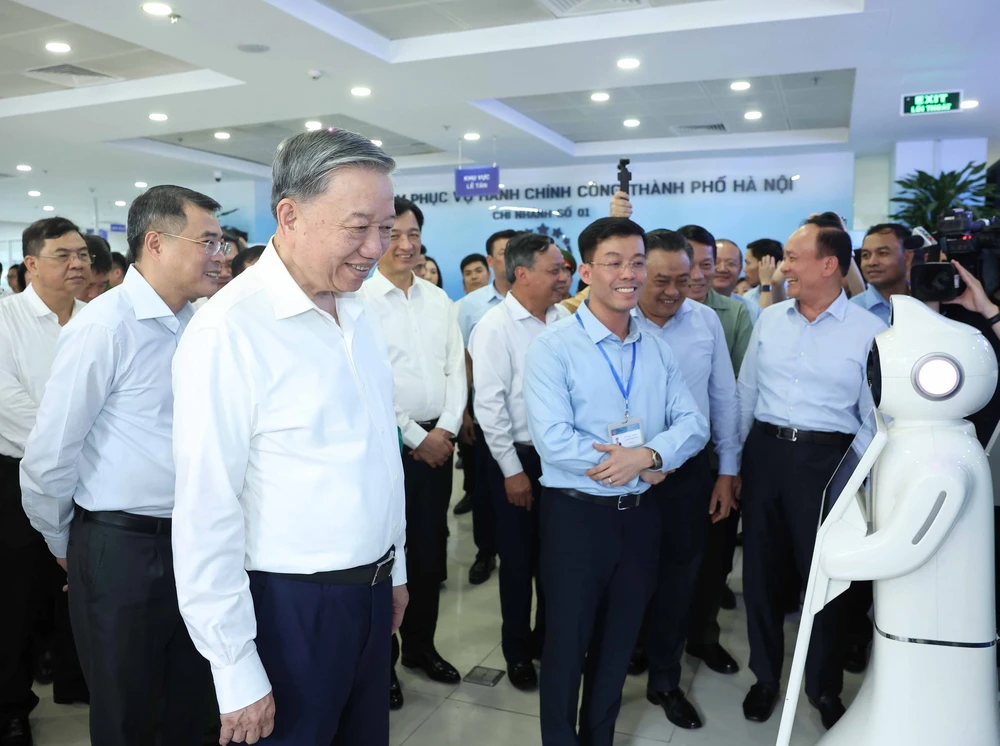 Tổng Bí thư Tô Lâm thăm, kiểm tra hoạt động tại Trung tâm hành chính công Thành phố Hà Nội. - Ảnh 7.