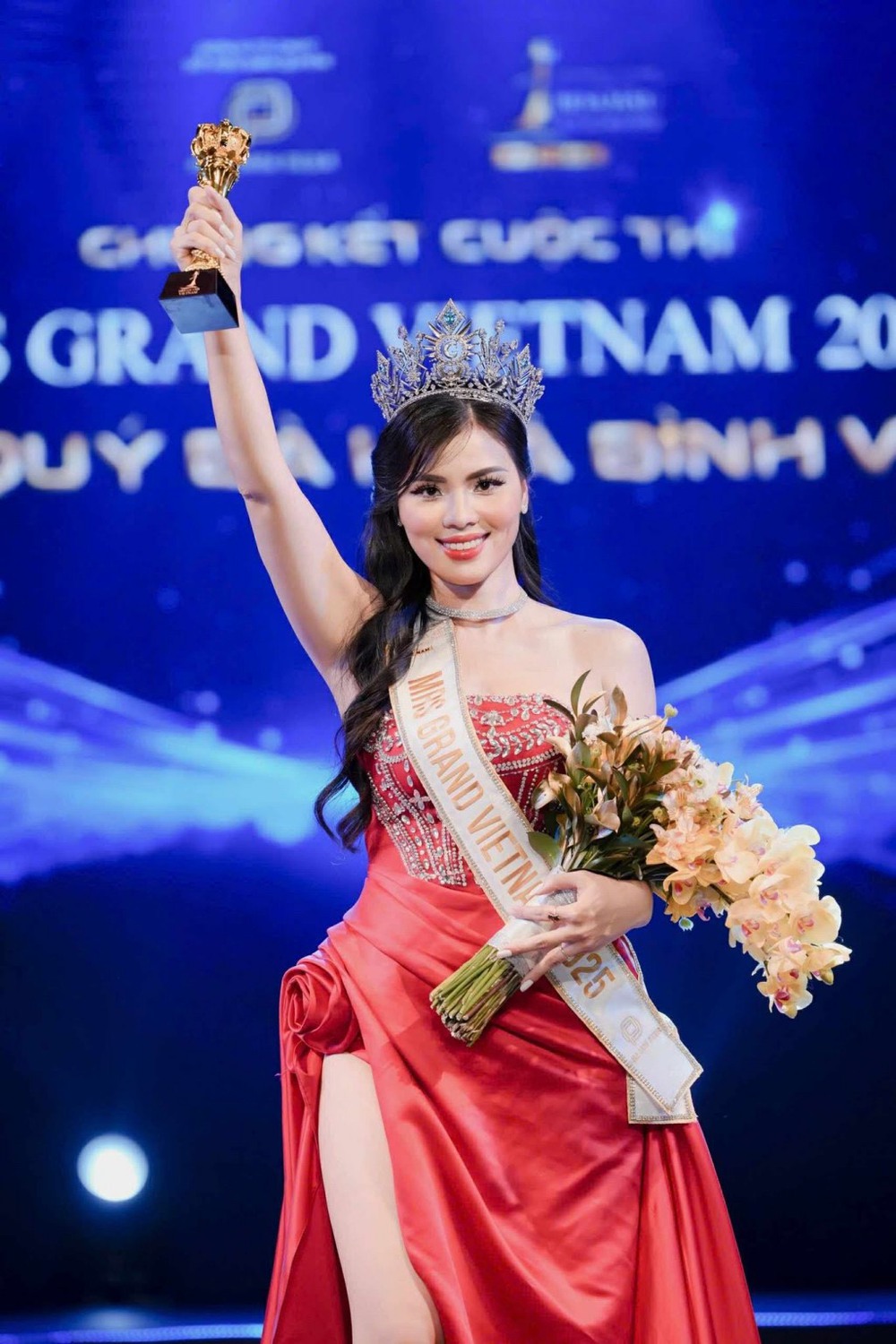 Cuộc thi Hoa hậu Quý bà Hòa bình Việt Nam 2025 – Mrs Grand Vietnam: nữ cán bộ ngành khoa học Nguyễn Thị Thưa đăng quang - Ảnh 2.