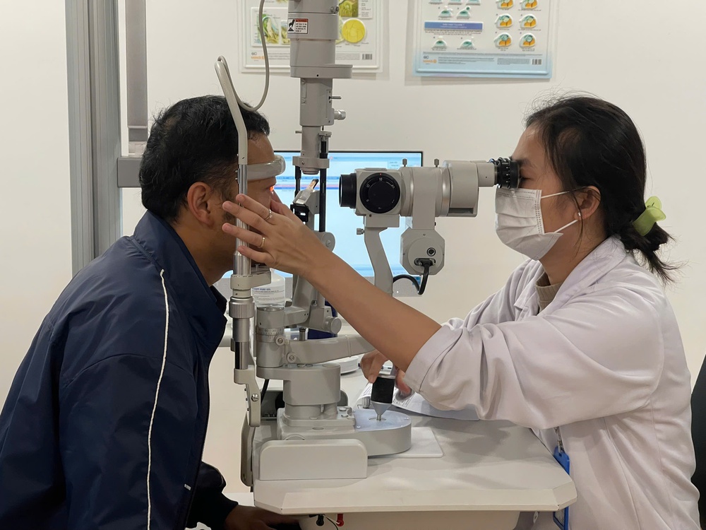 Nguy cơ nhiễm nấm giác mạc khi bị cỏ găm vào mắt - Ảnh 1.
