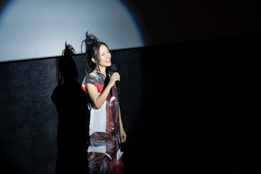 Hồng Nhung trở lại mạnh mẽ với MV “Tự hỏi” - Ảnh 1.