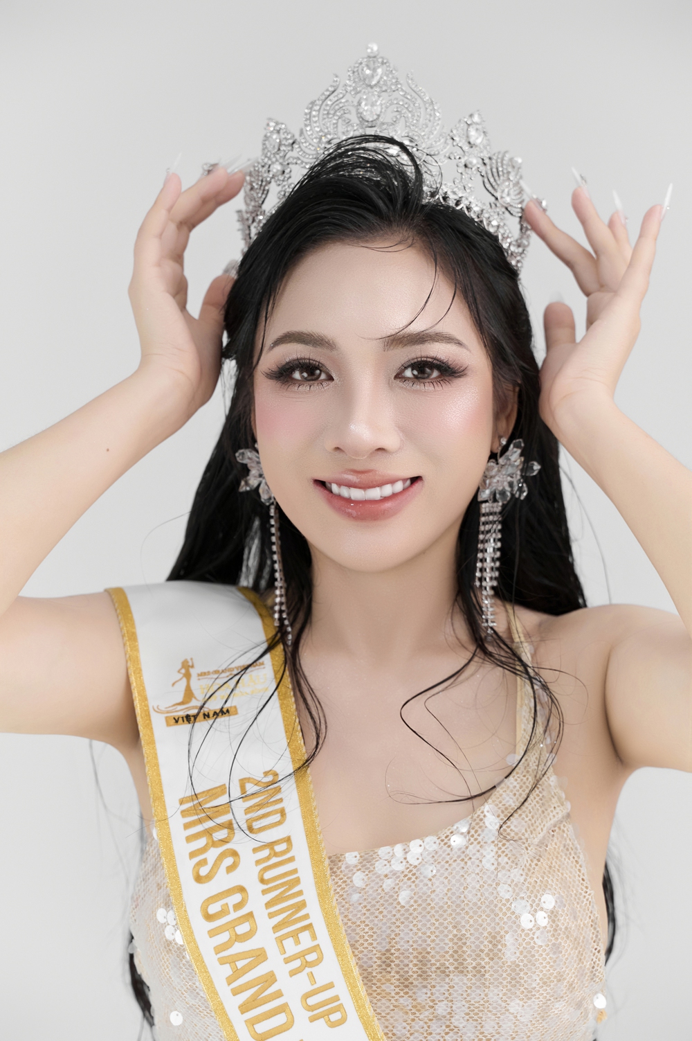 &quot;Profile&quot; học vấn &quot;khủng&quot; của Á hậu Mrs Grand Vietnam 2025 Tô Thị Lý - Ảnh 1.
