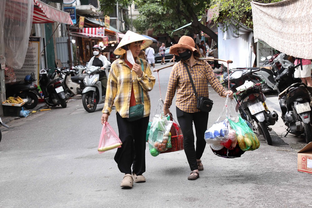 Hà Nội ban hành nghị quyết cấm sử dụng túi nylon và hộp nhựa xốp đựng thực phẩm từ năm 2028 - Ảnh 1.