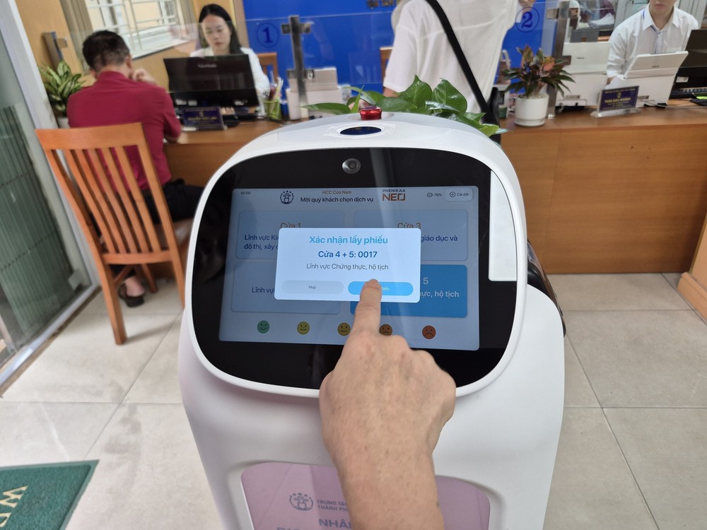 Đưa robot vào phục vụ hành chính công - cách làm sáng tạo từ cơ sở - Ảnh 2.