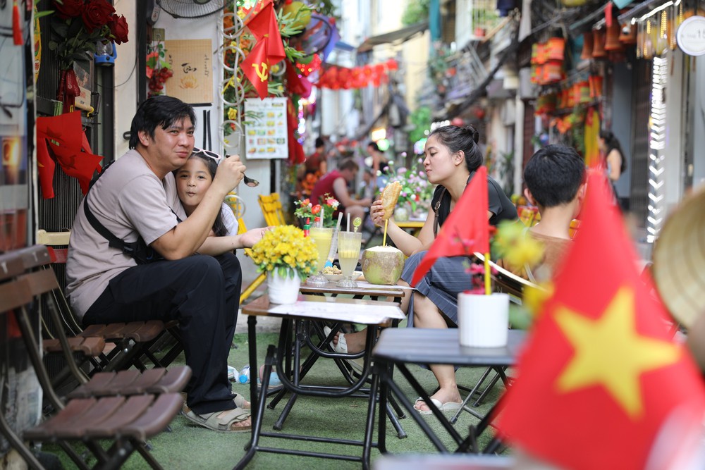 Siết chặt an ninh, an toàn tại phố đường tàu Khâm Thiên - Lê Duẩn - Ảnh 1.