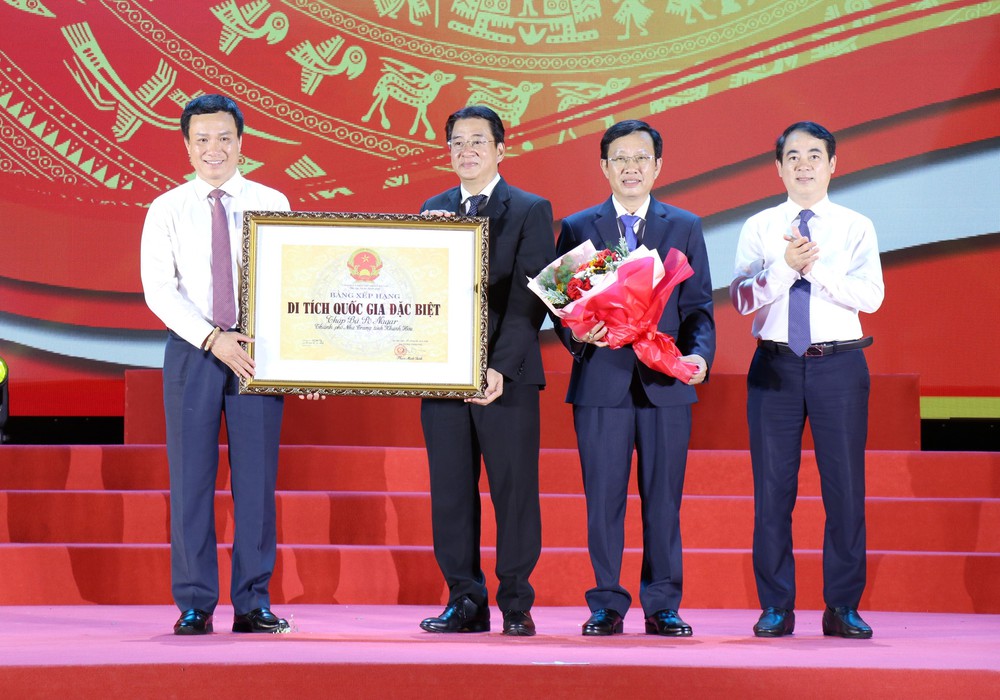 Vinh danh Di tích Tháp Bà Pô Nagar và nghề khai thác trầm hương - Ảnh 4.