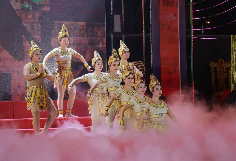 Vinh danh Di tích Tháp Bà Pô Nagar và nghề khai thác trầm hương - Ảnh 3.