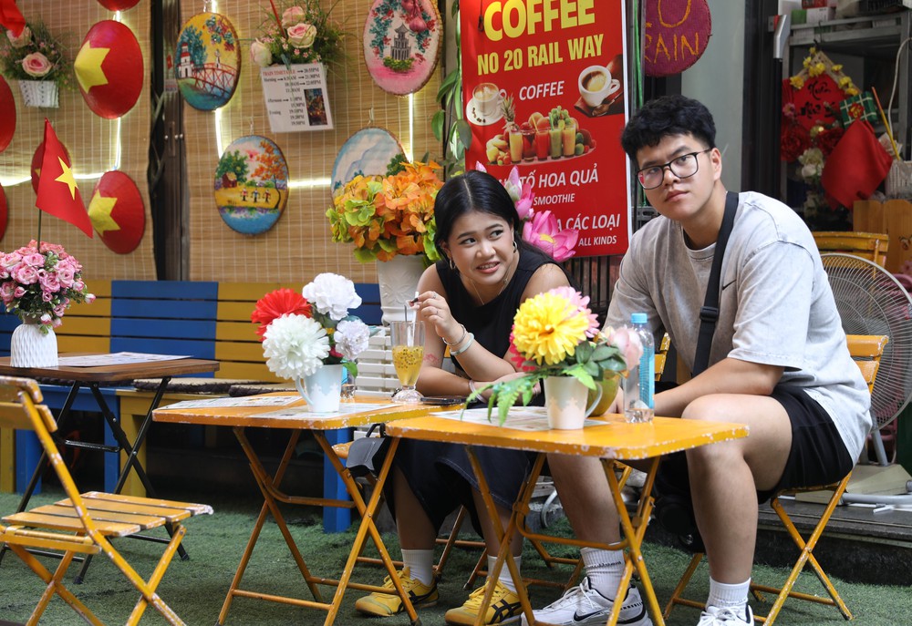 Siết chặt an ninh, an toàn tại phố đường tàu Khâm Thiên - Lê Duẩn - Ảnh 2.