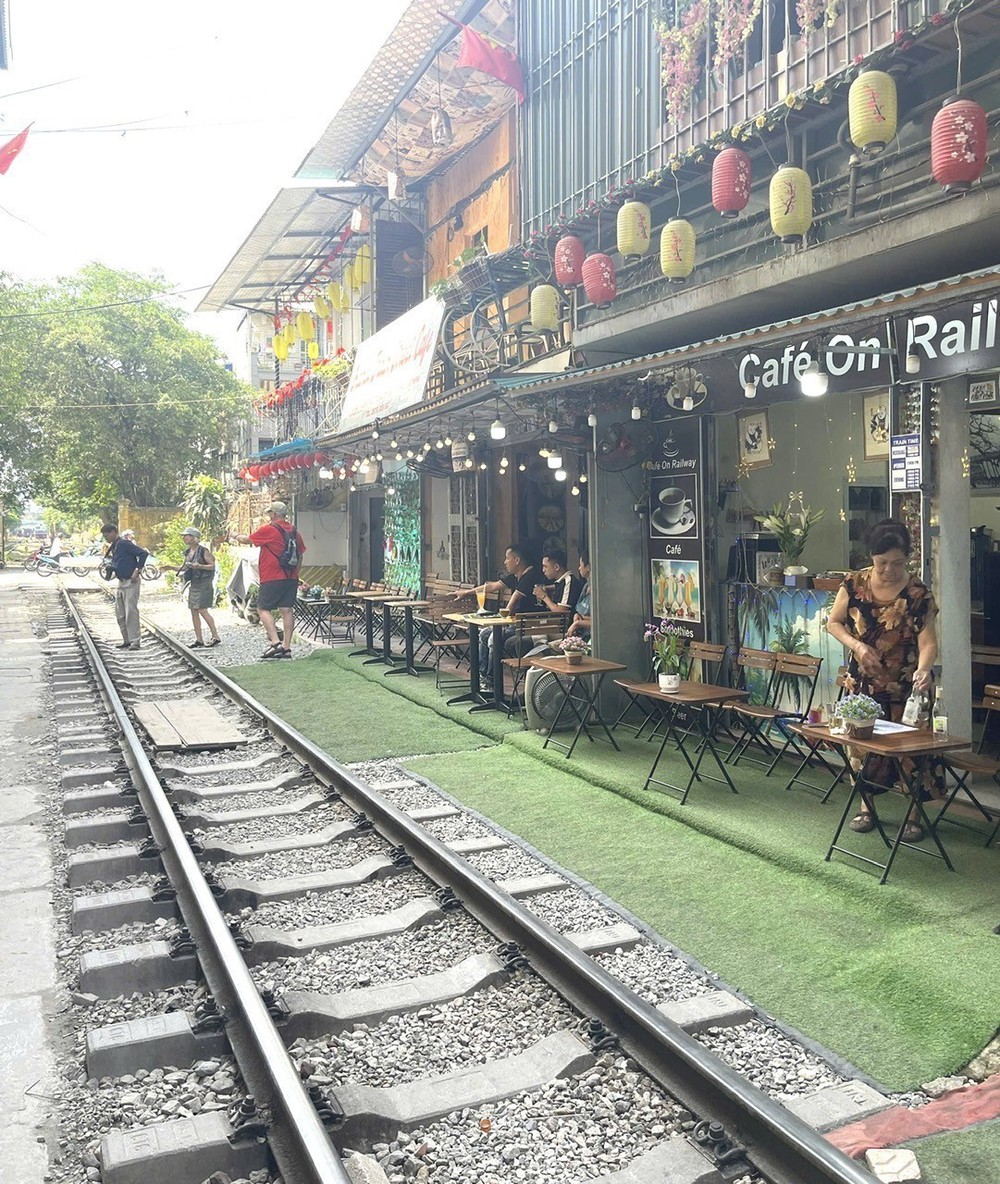 Siết chặt an ninh, an toàn tại phố đường tàu Khâm Thiên - Lê Duẩn - Ảnh 4.