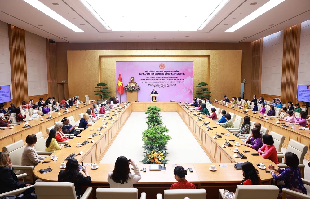 Thủ tướng Phạm Minh Chính gặp mặt các nhà ngoại giao nữ Việt Nam và quốc tế - Ảnh 1.