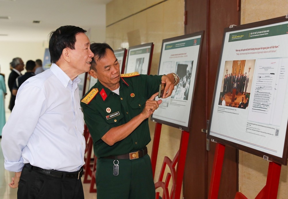 Trưng bày tài liệu “30 năm quan hệ ngoại giao Việt Nam - Hoa Kỳ” và trao trả hơn 200 hồ sơ chứng tích chiến tranh - Ảnh 10.
