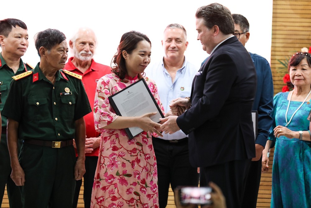 Trưng bày tài liệu “30 năm quan hệ ngoại giao Việt Nam - Hoa Kỳ” và trao trả hơn 200 hồ sơ chứng tích chiến tranh - Ảnh 2.