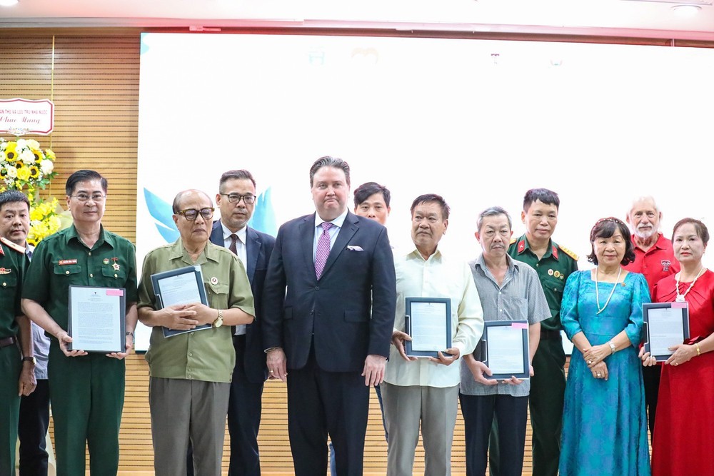 Trưng bày tài liệu “30 năm quan hệ ngoại giao Việt Nam - Hoa Kỳ” và trao trả hơn 200 hồ sơ chứng tích chiến tranh - Ảnh 1.