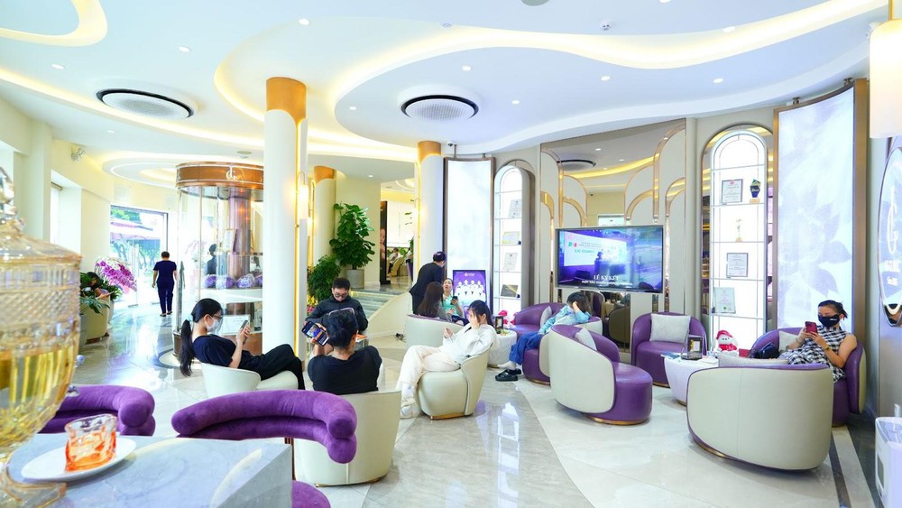 Phía sau &quot;cơn sốt&quot; tắm trắng Smart Light 6D: 3 lý do vàng khiến LG Clinic luôn trong tình trạng kín lịch - Ảnh 3.