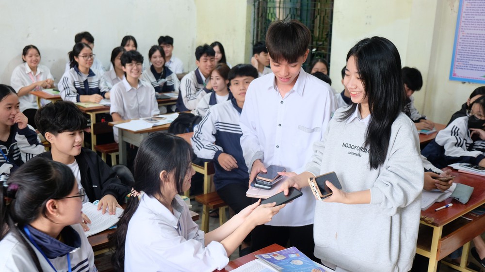 Thành phố Hồ Chí Minh: Nghiên cứu, đề xuất cấm học sinh sử dụng điện thoại ở trường - Ảnh 1.
