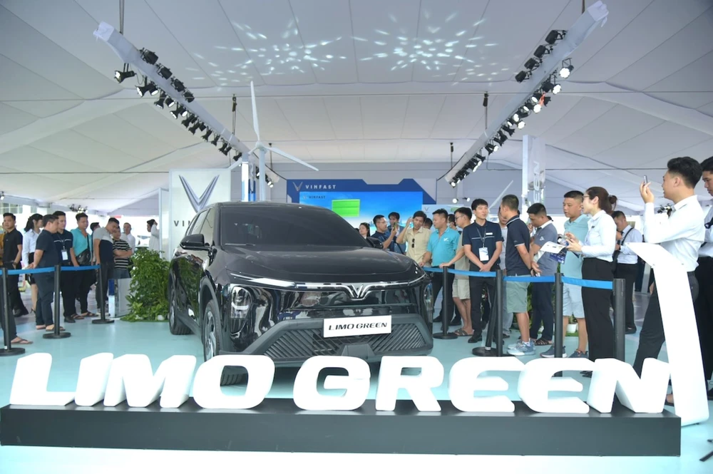 VinFast Limo Green khiến khách Việt mê mẩn tại sự kiện &quot;Thu xăng - Đổi điện&quot; - Ảnh 1.