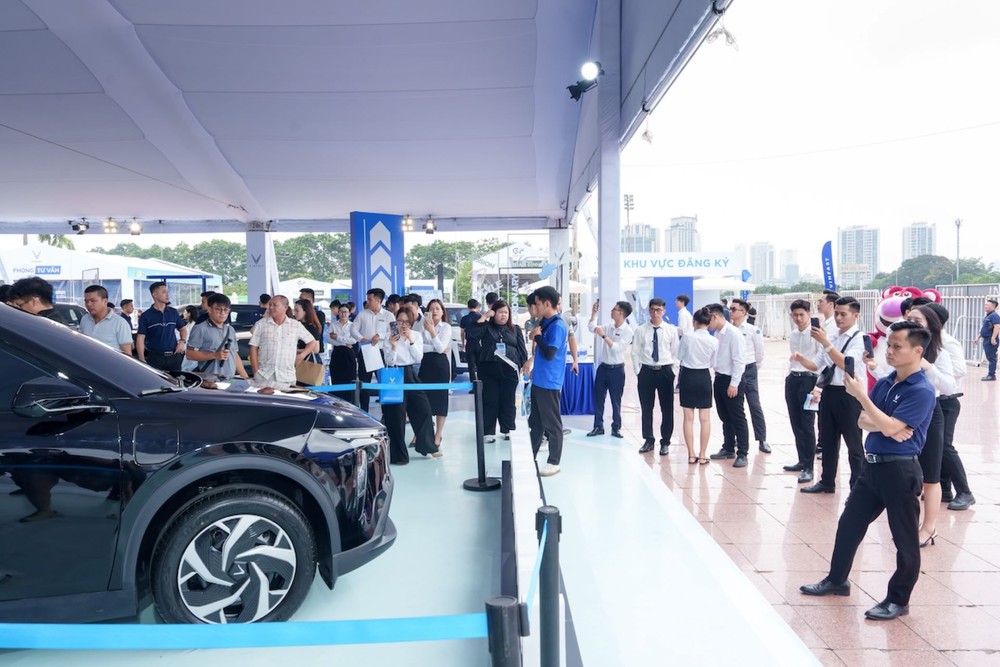VinFast Limo Green khiến khách Việt mê mẩn tại sự kiện &quot;Thu xăng - Đổi điện&quot; - Ảnh 2.